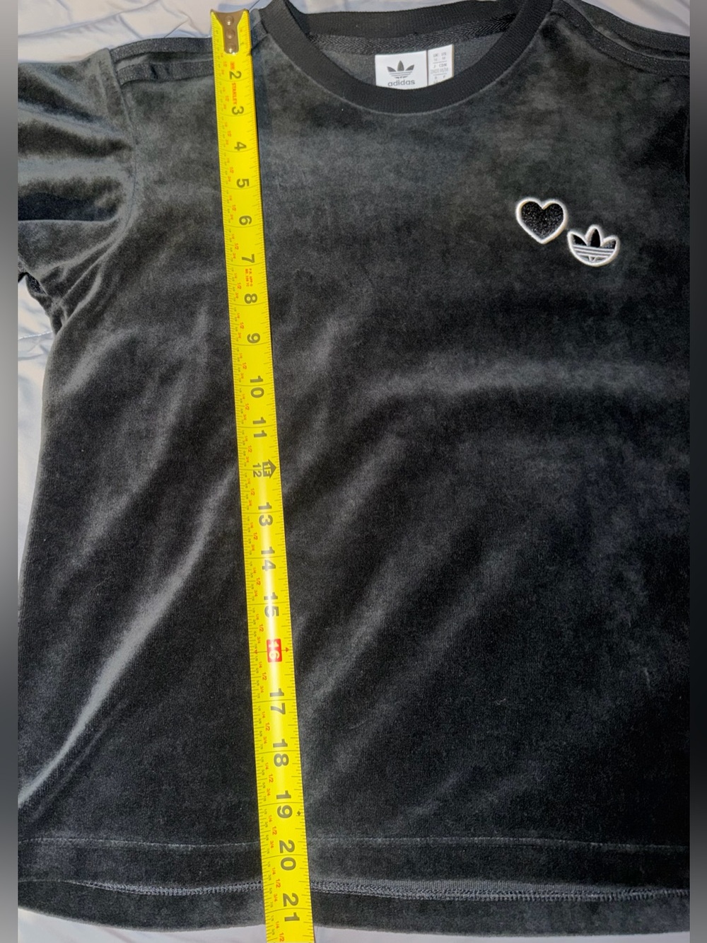 Adidas Originals Heart Shaped Patch Velour
Tee Size Medium Black Flutter Sleeves - Picture 5 of 9